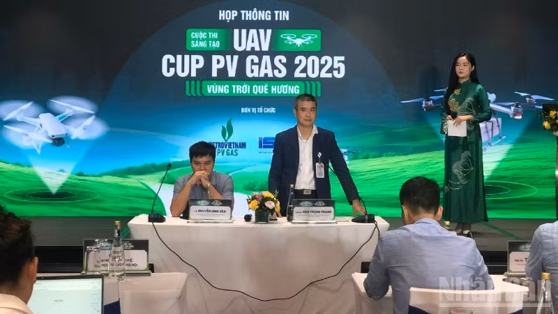 PGS, TS Hán Trọng Thanh, Phó Viện trưởng Viện Nghiên cứu Công nghệ không gian và dưới nước, Đại học Bách khoa Hà Nội giải đáp những câu hỏi của phóng viên về các vấn đề liên quan đến cuộc thi. 