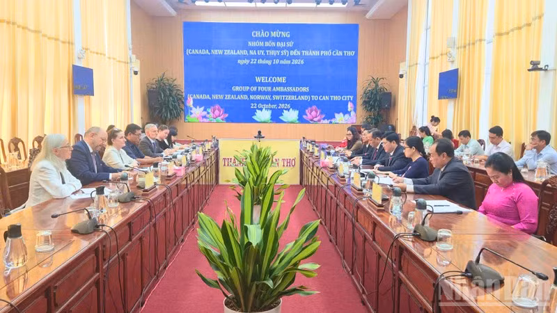 Quang cảnh buổi làm việc. (Ảnh: VĂN ÚT)