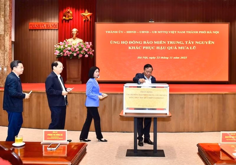 Lãnh đạo Thành ủy Hà Nội tham gia ủng hộ.