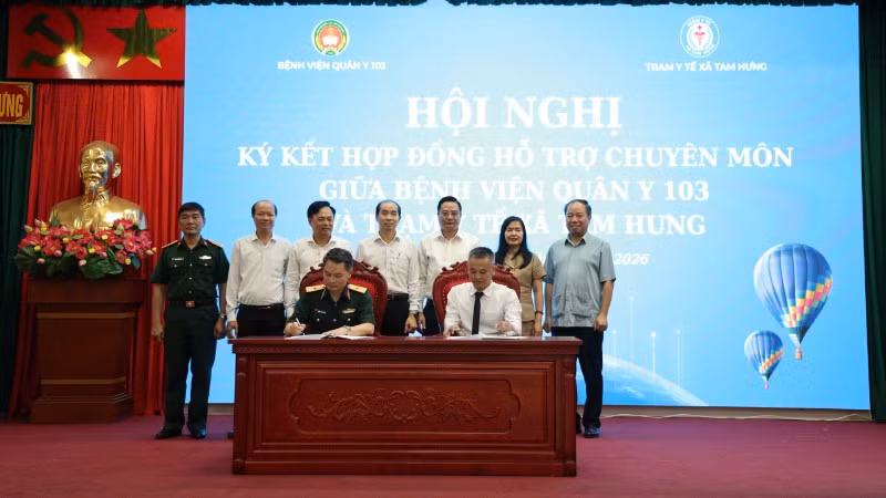 Bệnh viện Quân y 103 và Trạm Y tế xã Tam Hưng thực hiện ký kết hỗ trợ chuyên môn.