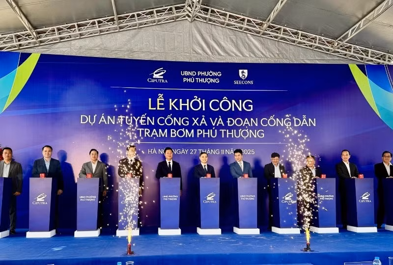 Các đại biểu thực hiện nghi thức khởi công dự án tuyến cống xả và đoạn cống dẫn Trạm bơm Phú Thượng.