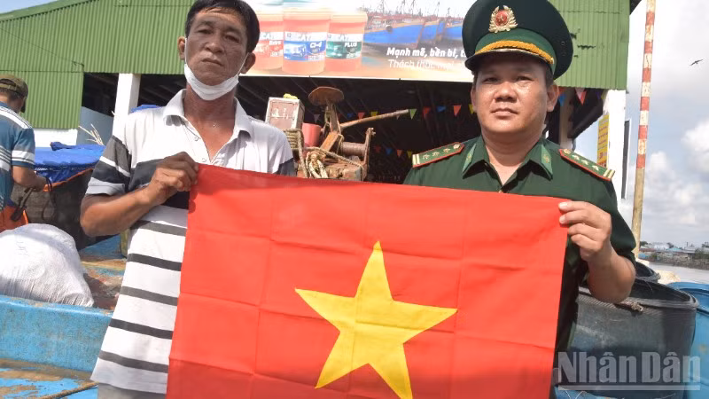 Tặng cờ và tuyên truyền khai thác hải sản bất hợp pháp, không báo cáo, không theo quy định cho ngư dân.