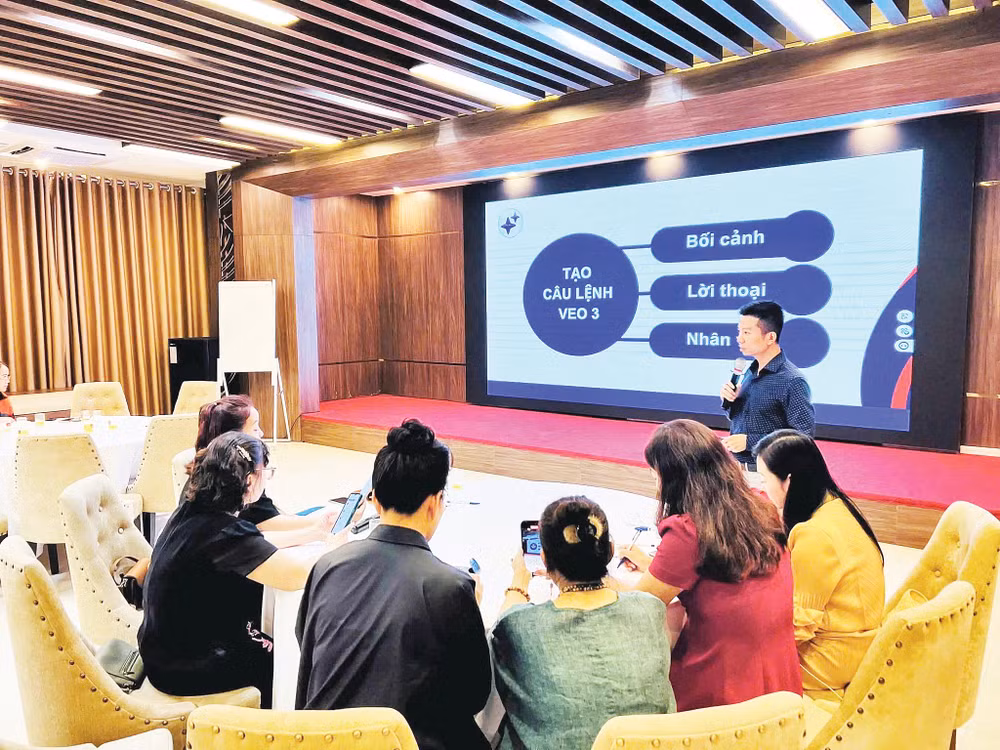 Khóa học “Nâng cao kỹ năng xây dựng thương hiệu số và An toàn thông tin cho doanh nghiệp nhỏ và vừa do phụ nữ làm chủ” có phần thực hành làm video ngắn bằng AI để tăng doanh số. Nguồn Hội LHPN tỉnh Điện Biên