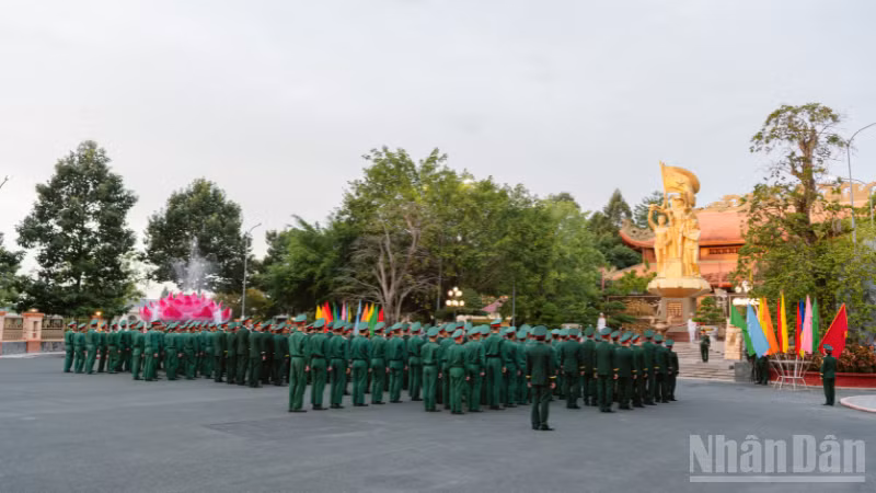 Cán bộ, chiến sĩ lực lượng vũ trang Quân khu 9 dâng hương tại Tượng đài Chiến thắng nhân kỷ niệm 81 năm Quốc khánh nước Cộng hoà xã hội chủ nghĩa Việt Nam (2/9/1945-2/9/2026). (Ảnh: PHƯƠNG NHẬT)