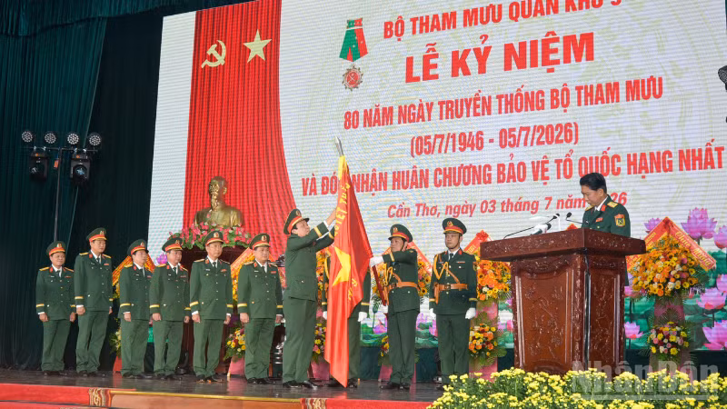Thừa ủy quyền Chủ tịch nước, Trung tướng Hồ Văn Thái, Chính ủy Quân khu 9 trao Huân chương bảo vệ Tổ quốc tặng Bộ Tham mưu Quân khu 9.