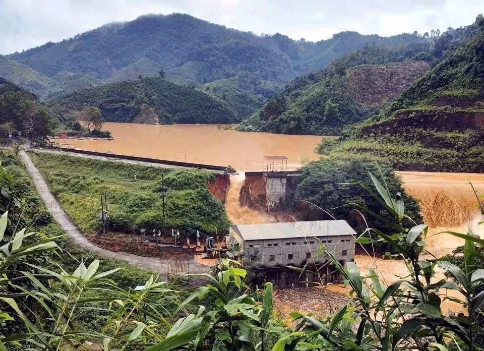 Hiện trường đập thủy điện Bắc Khê (Lạng Sơn) bị vỡ chiều 7/10/2025. (Ảnh: TTXVN)