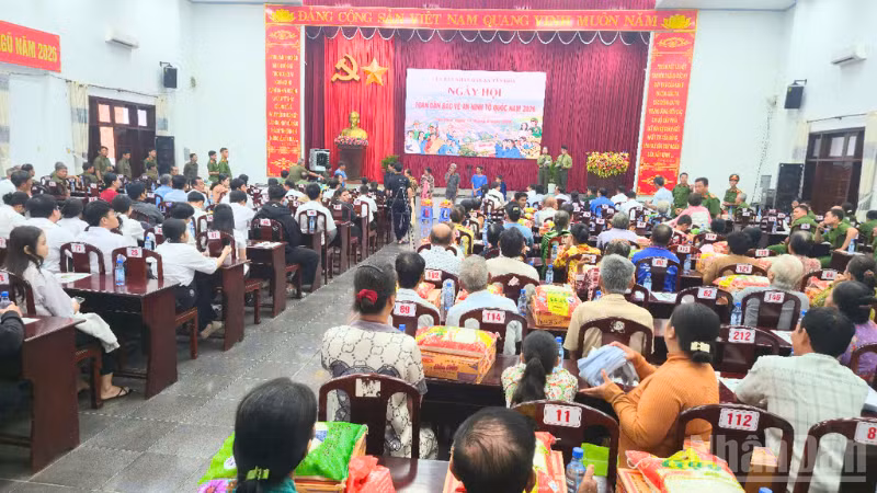 Quang cảnh ngày hội. (Ảnh: VĂN ÚT)
