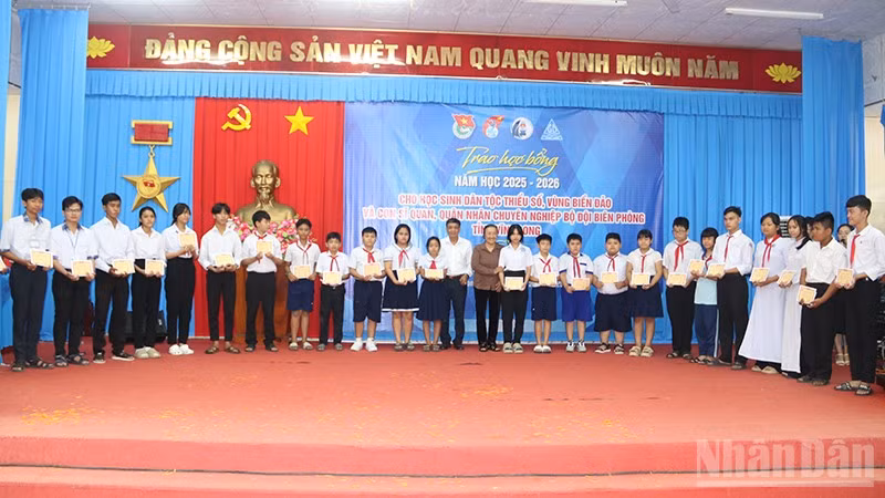 Học sinh có hoàn cảnh khó khăn, hiếu học tỉnh Vĩnh Long nhận học bổng Vừ A Dính.