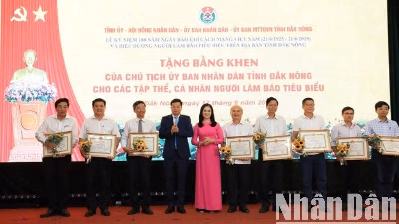 Lãnh đạo tỉnh Đắk Nông tặng bằng khen cho các tập thể và cá nhân thuộc các cơ quan báo chí trong và ngoài tỉnh có thành tích xuất sắc trong hoạt động báo chí, tuyên truyền trên địa bàn.
