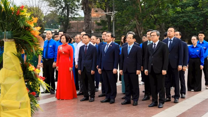Đoàn đại biểu thành phố Hà Nội dâng hoa tại Tượng đài V.I.Lênin. (Ảnh: Quang Thái)