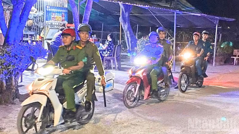 Công an xã Tân Hòa, thành phố Cần Thơ phối hợp các lực lượng tuần tra đêm, bám sát địa bàn.