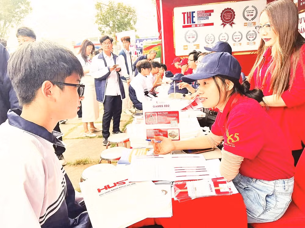 Chương trình tư vấn tuyển sinh - hướng nghiệp của Đại học Bách khoa Hà Nội tại Trường THPT Thái Phiên.