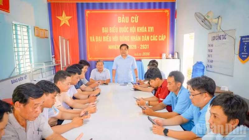 Đồng chí Sầm Long Hải, Phó Bí thư Thường trực Đảng ủy xã Tân Phước Hưng tham dự sinh hoạt Chi bộ ấp Tân Phú Hưng. (Ảnh: VĂN ÚT)
