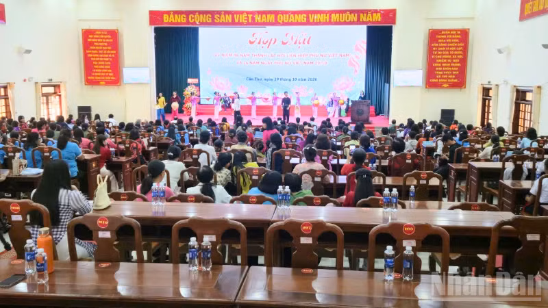 Quang cảnh chương trình đối thoại. (Ảnh: VĂN ÚT)