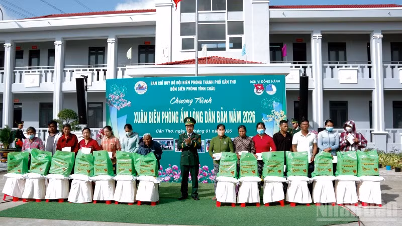 Đại tá Hà Huy Trường, Phó Chính ủy Bộ đội Biên phòng thành phố Cần Thơ tặng quà cho các hộ gia đình có hoàn cảnh khó khăn tại chương trình.