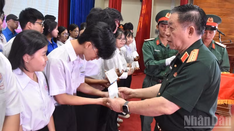 Đại tướng Nguyễn Trọng Nghĩa trao quà cho thanh niên, học sinh tại buổi họp mặt. 