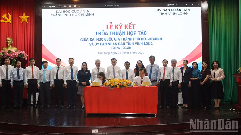 Lãnh đạo Ủy ban nhân dân tỉnh, đại diện đoàn công tác Đại học Quốc gia Thành phố Hồ Chí Minh ký thỏa thuận hợp tác. (Ảnh: MINH KHỞI)