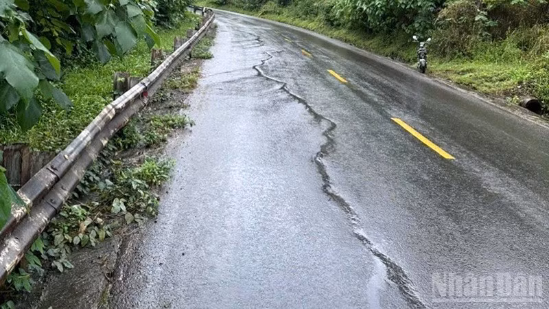 Mặt đường Quốc lộ 28, khu vực đèo 52, địa phận xã Quảng Sơn, tỉnh Lâm Đồng xuất hiện vết nứt lớn kéo dài, có nguy cơ sạt lở làm ảnh hưởng đến hoạt động của các phương tiện giao thông.