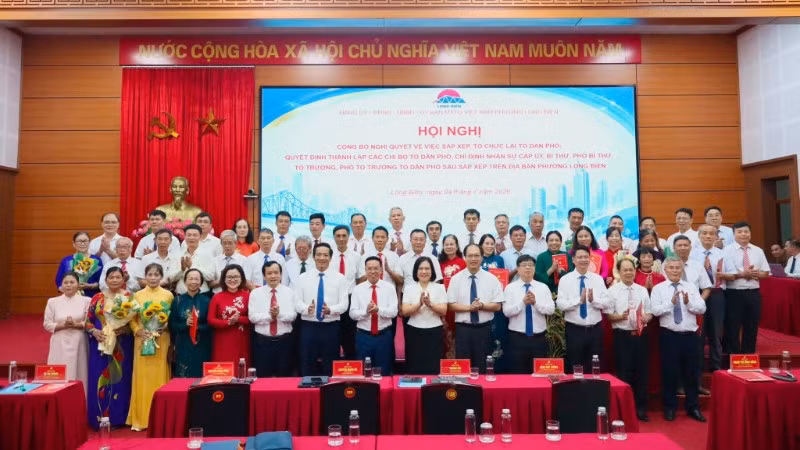 Lãnh đạo phường Long Biên chúc mừng nhân sự mới của các tổ dân phố sau sắp xếp.