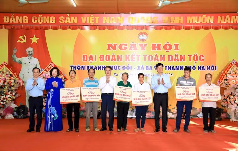Lãnh đạo thành phố Hà Nội trao kinh phí hỗ trợ xây nhà đại đoàn kết cho người dân xã Ba Vì.