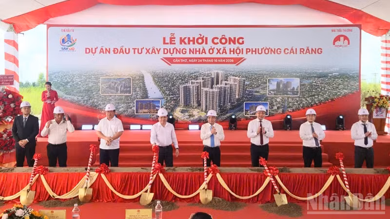 Đồng chí Đồng Văn Thanh (thứ 4 từ phải qua), Ủy viên Trung ương Đảng, Phó Bí thư Thường Trực, Chủ tịch Hội đồng nhân dân thành phố Cần Thơ cùng thực hiện nghi thức khởi công dự án.