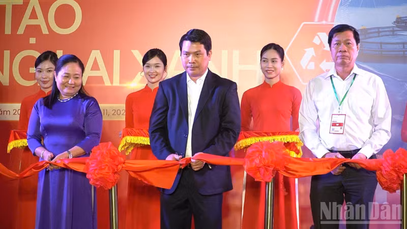 Nghi thức khai mạc Hội chợ triển lãm quốc tế công nghệ nông nghiệp và môi trường (VietAgros 2026). 