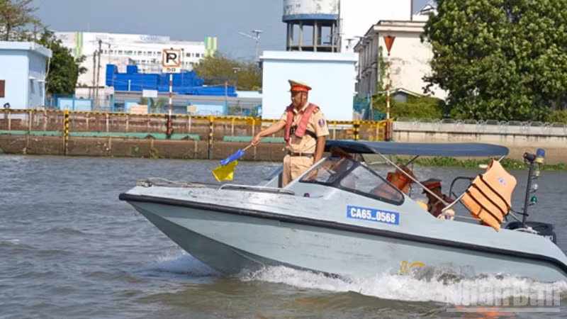 Lực lượng Cảnh sát giao thông Cần Thơ tăng cường tuần tra, kiểm soát trên các tuyến đường thủy.