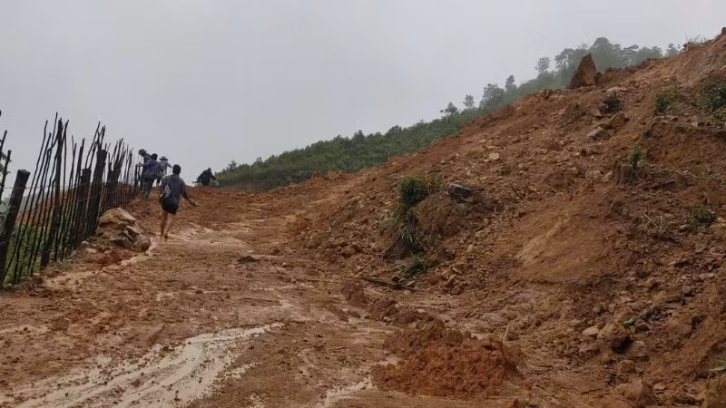 Mưa lớn trong đêm khiến nhiều vị trí tại xã Tìa Dình (tỉnh Điện Biên) bị sạt lở, làm tê liệt một số tuyến giao thông vào các bản.