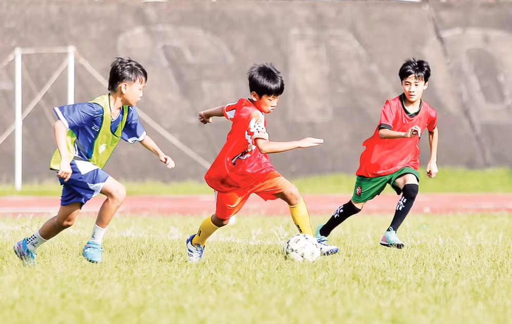 Các em nhỏ tham dự Ngày hội tuyển sinh vận động viên năng khiếu bóng đá Huế 2025. Ảnh: CLBBĐH 