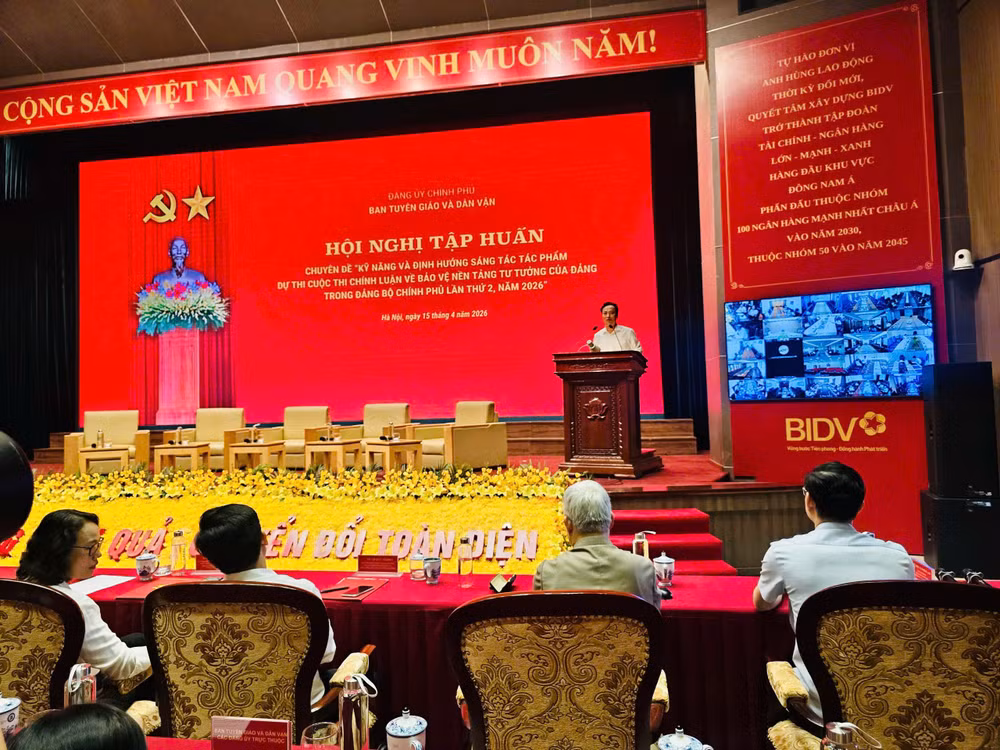 Đồng chí Lại Xuân Lâm, Phó Bí thư Đảng ủy Chính phủ phát biểu tại hội nghị.