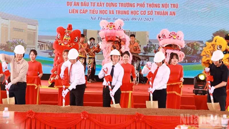 Phó Thủ tướng Chính phủ Hồ Đức Phớc dự Lễ khởi công xây dựng Trường phổ thông nội trú liên cấp tiểu học và trung học cơ sở Thuận An, xã Thuận An, tỉnh Lâm Đồng.