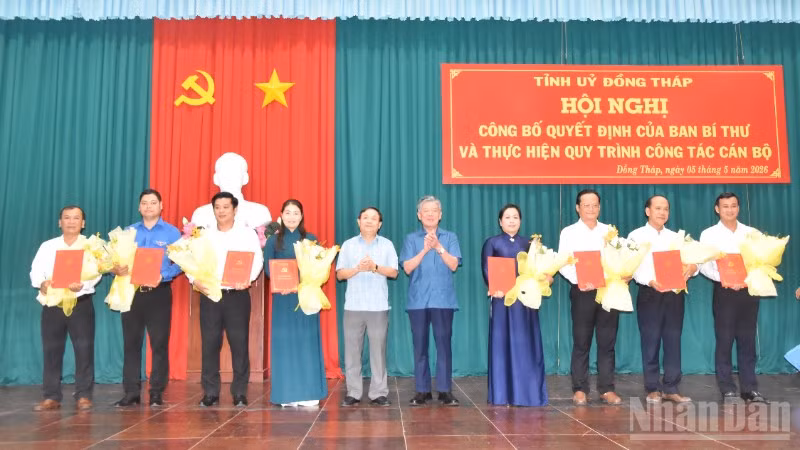 Tỉnh ủy Đồng Tháp trao quyết định của Ban Bí thư chỉ định tham gia Ban Chấp hành Đảng bộ tỉnh Đồng Tháp nhiệm kỳ 2025-2030 đối với 8 đồng chí.