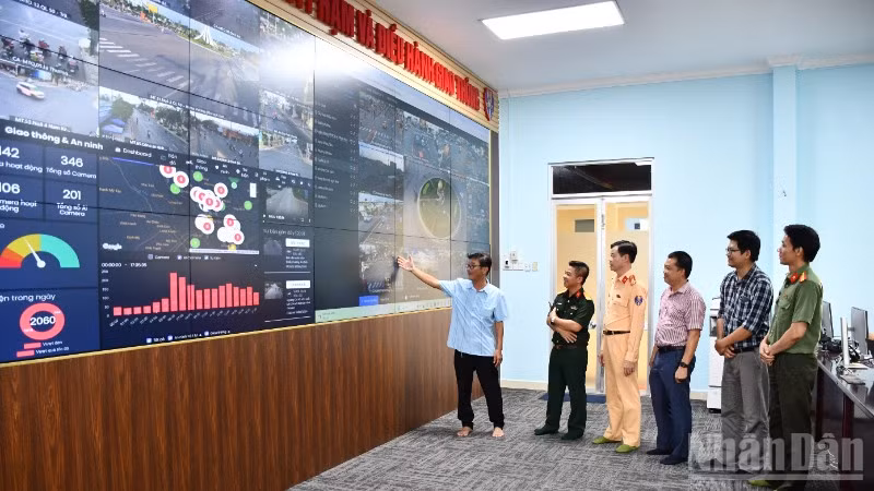 Kiểm tra Trung tâm giám sát điều hành giao thông của Công an tỉnh Đồng Tháp.
