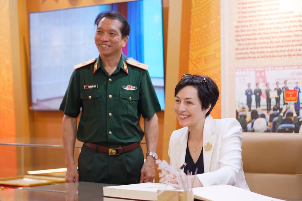 ba-annie-dube-tong-lanh-su-canada-tai-thanh-pho-ho-chi-minh.jpg