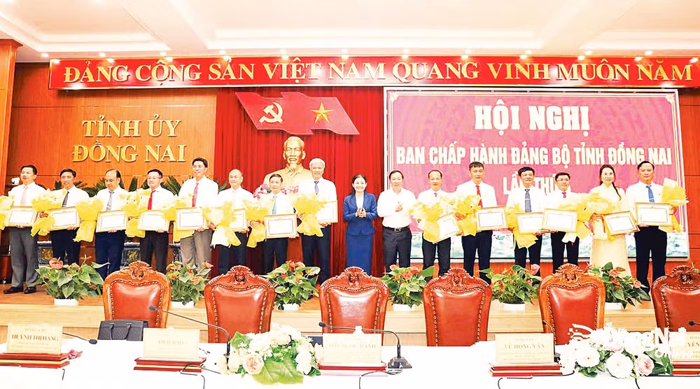 Lãnh đạo tỉnh Đồng Nai khen thưởng các Đảng bộ trực thuộc tỉnh hoàn thành xuất sắc nhiệm vụ năm 2025. Ảnh: Huy Anh 