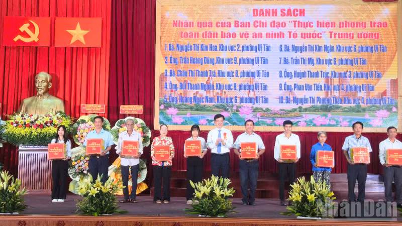 Đồng chí Nguyễn Duy Ngọc, Ủy viên Bộ Chính trị, Bí thư Trung ương Đảng, Trưởng Ban Tổ chức Trung ương tặng quà cho người dân phường Vị Tân, thành phố Cần Thơ.