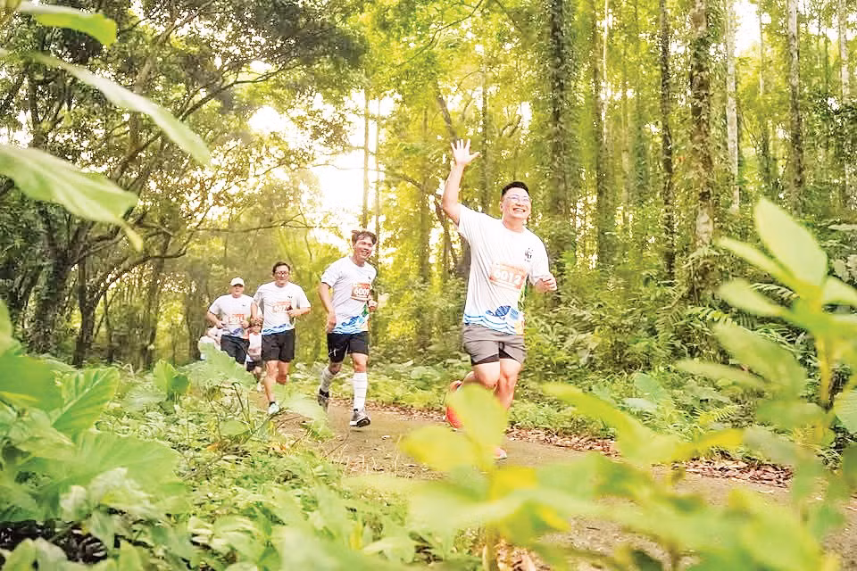 Nhiều người trẻ hào hứng tham gia chương trình Chạy bộ giữa rừng Cúc Phương. Nguồn: WWF-Việt Nam