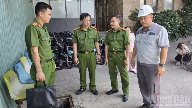 Cơ quan chức năng thu mẫu nước thải để kiểm tra (Ảnh: Công an cung cấp)