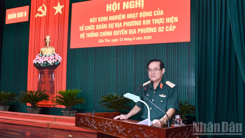 Trung tướng Nguyễn Xuân Dắt, Tư lệnh Quân khu phát biểu tại hội nghị.
