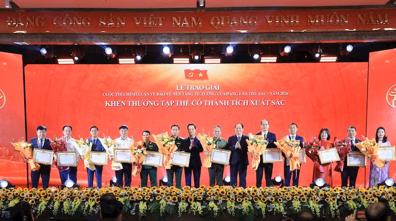 Lãnh đạo Thành ủy Hà Nội tặng Bằng khen cho các tập thể có thành tích xuất sắc. (Ảnh: THÁI QUANG)