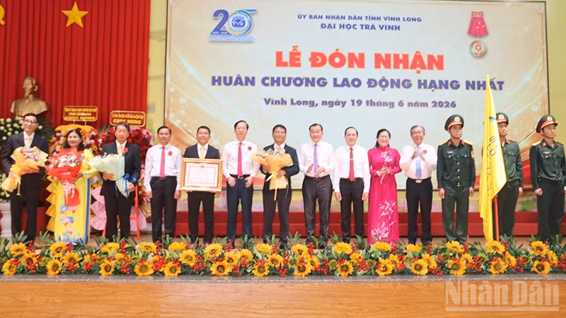 Thừa ủy quyền Chủ tịch nước, lãnh đạo Tỉnh ủy Vĩnh Long trao tặng Huân chương Lao động hạng Nhất cho Đại học Trà Vinh.