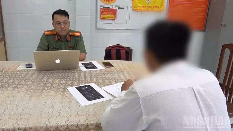 Nam thanh niên làm việc với cơ quan công an.