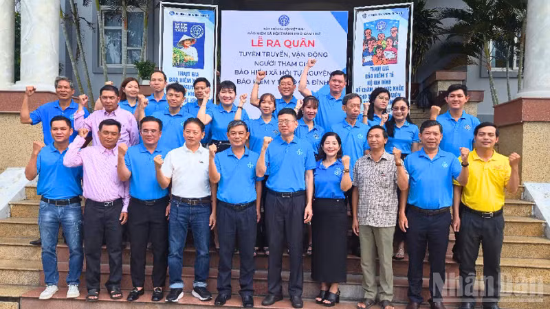 Lễ ra quân tuyên truyền, vận động người dân tham gia bảo hiểm xã hội tự nguyện, bảo hiểm y tế hộ gia đình, hưởng ứng Tháng vận động triển khai bảo hiểm xã hội toàn dân năm 2026.