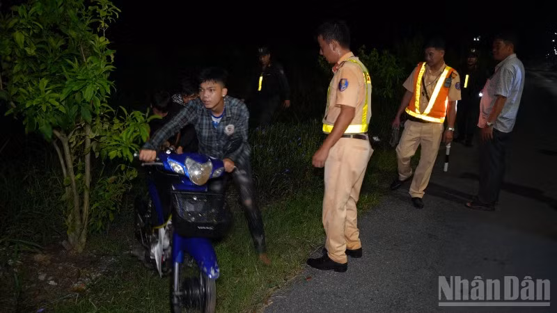 Lực lượng Công an bắt giữ các đối tượng tụ tập điều khiển xe nẹt pô, rú ga trên đường Lộ Dây Thép. (Ảnh: TRỌNG TÍN)