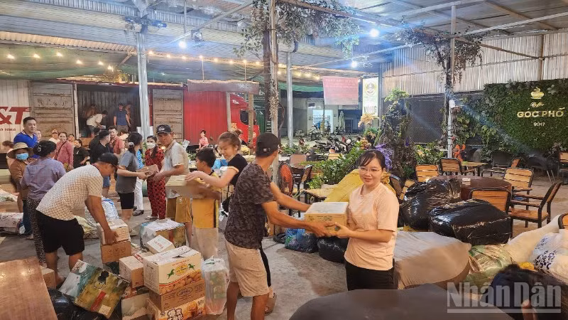 Câu lạc bộ thiện nguyện Từ Ái, phường Trung An, tỉnh Đồng Tháp chất hàng lên xe hướng ra miền Bắc.