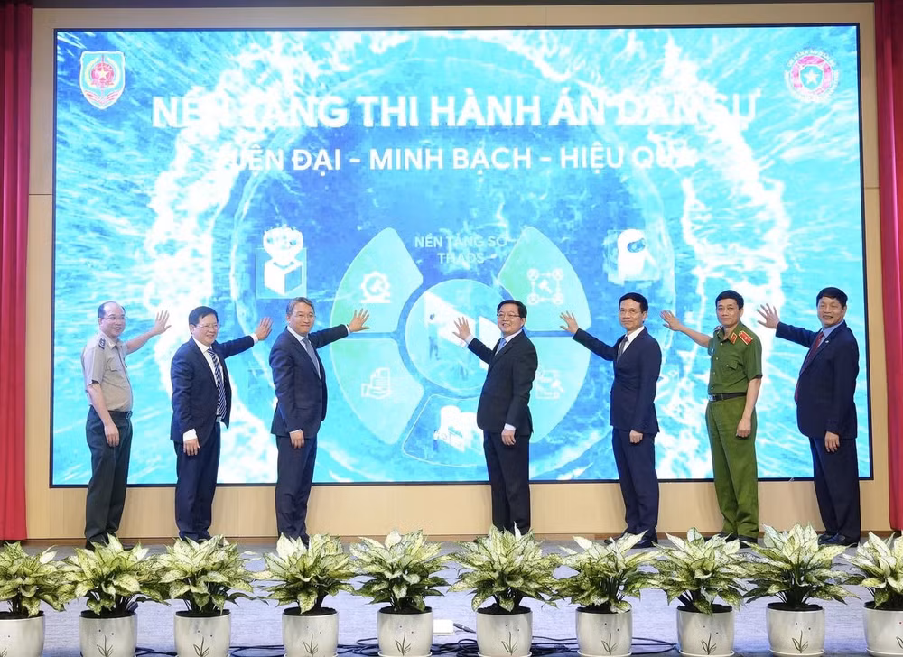 Các đồng chí lãnh đạo thực hiện nghi thức khai trương nền tảng số Thi hành án dân sự.