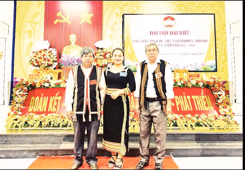 Già làng Puih Chih (người đầu tiên, bên phải). Ảnh: Bùi Lan