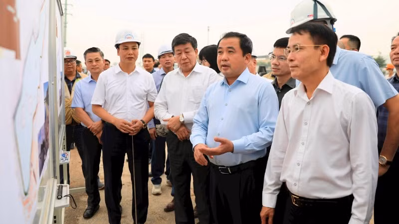 Bí thư Thành ủy Hà Nội Trần Đức Thắng kiểm tra tiến độ hồ điều hòa Yên Nghĩa 1.