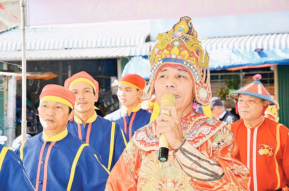 Ông Nguyễn Tấn Sâm (Bình Sơn, Quảng Ngãi) đảm nhận vai Tổng Tiền trong hát bả trạo. Ảnh: Như Đồng