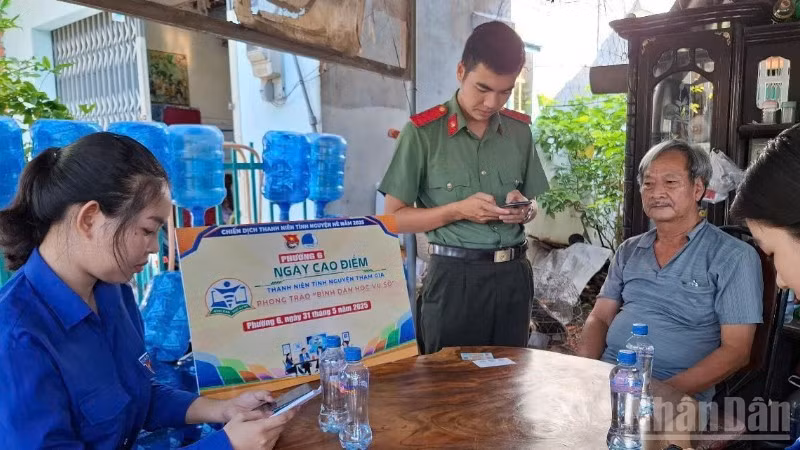 ndo_br_doan-vien-thanh-nien-tinh-nguyen-huong-dan-nguoi-dan-tich-hop-the-bao-hiem-y-te-len-vneid-truy-cap-dich-vu-cong-truc-tuyen-4167-5977.jpg